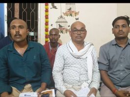 ‘समलैंगिक संबंध’ नव्हे, तर ब्लॅकमेलिंगमधून हत्या . कुटुंबीयांचा खळबळजनक दावा. प्रसिद्धीच्या घाईत काही माध्यमांनी सत्याकडे पाठ फिरवली; मोबाईल चॅटिंग व बँक व्यवहारांचे पुरावे सादर