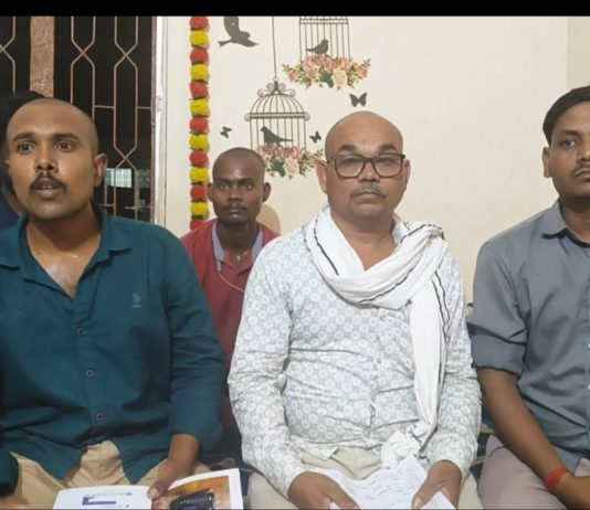 ‘समलैंगिक संबंध’ नव्हे, तर ब्लॅकमेलिंगमधून हत्या . कुटुंबीयांचा खळबळजनक दावा. प्रसिद्धीच्या घाईत काही माध्यमांनी सत्याकडे पाठ फिरवली; मोबाईल चॅटिंग व बँक व्यवहारांचे पुरावे सादर